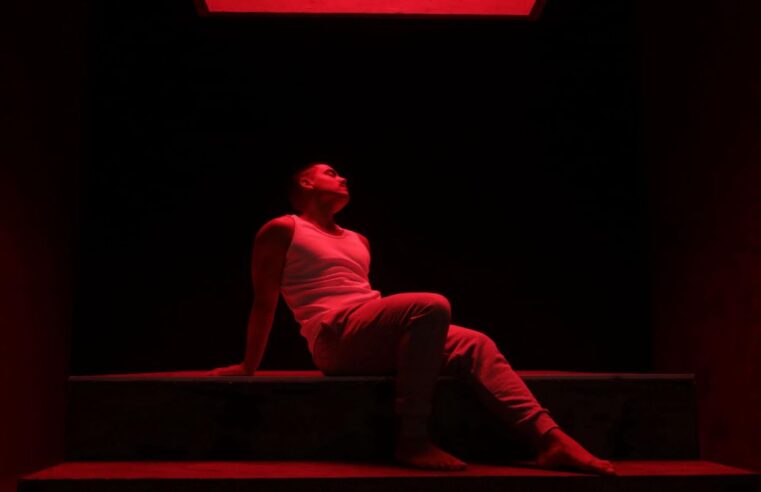 Desejo, dança e delírio: Bruno Gadiol provoca os sentidos no sensual videoclipe de “Na Minha Mente”