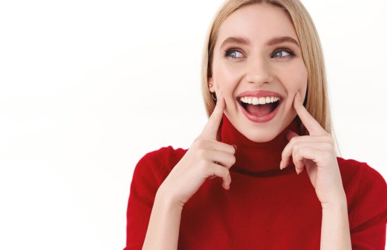 Clareamento dental caseiro vira febre no TikTok e Instagram. Especialista alerta para os riscos do “faça você mesmo”