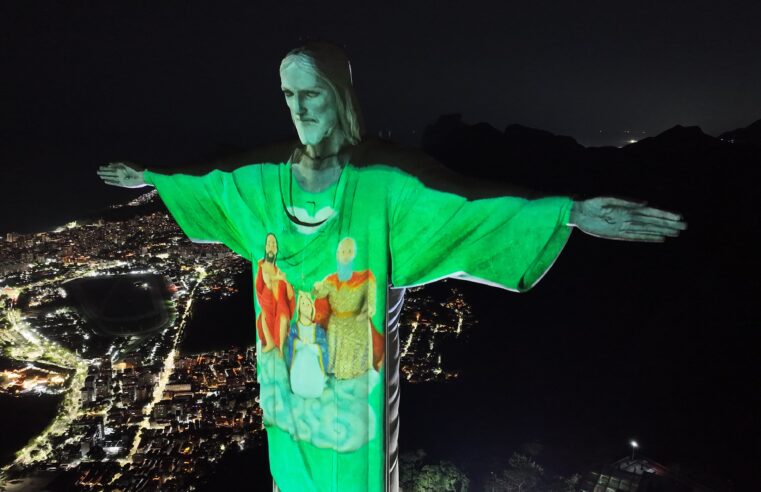 Cristo Redentor recebe projeção especial em comemoração aos 185 anos de devoção ao Divino Pai Eterno