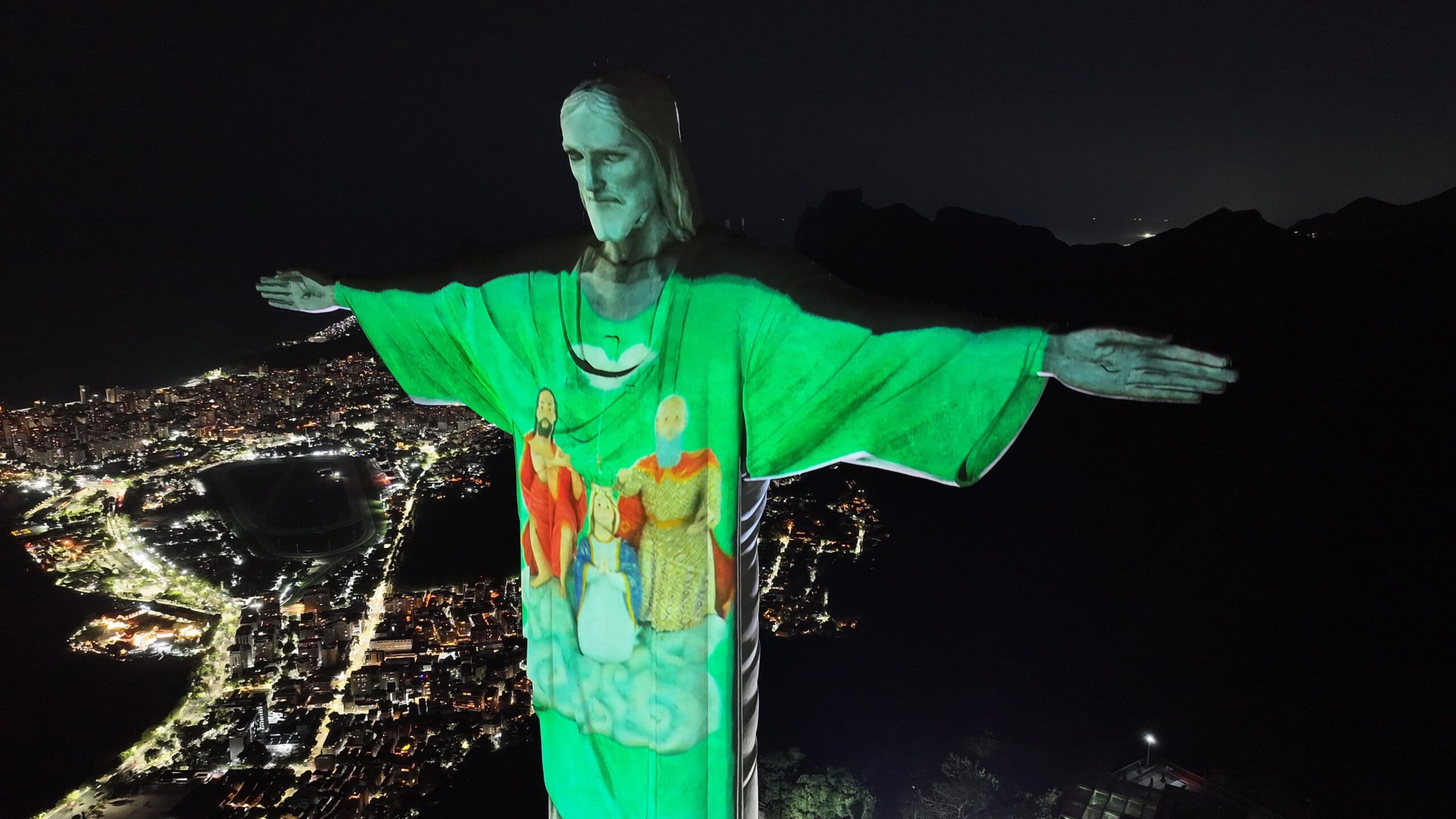 Cristo Redentor recebe projeção especial em comemoração aos 185 anos de devoção ao Divino Pai Eterno