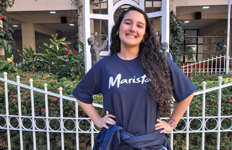 Aluna de Colégio de BH representa o Brasil em Olimpíada Internacional de História em Paris