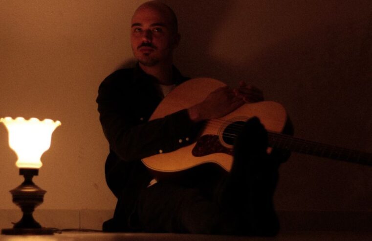 Júlio Marotta apresenta sua diversidade musical em shows na capital mineira
