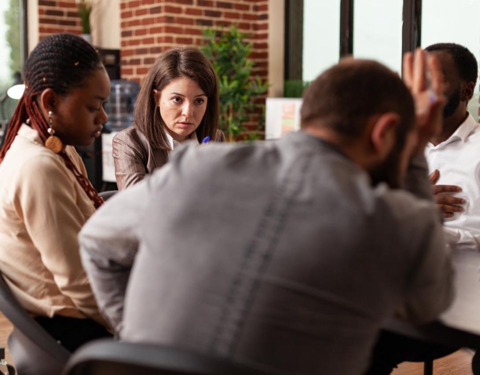 Barulho, vagas e inadimplência: entenda por que vizinhos brigam!