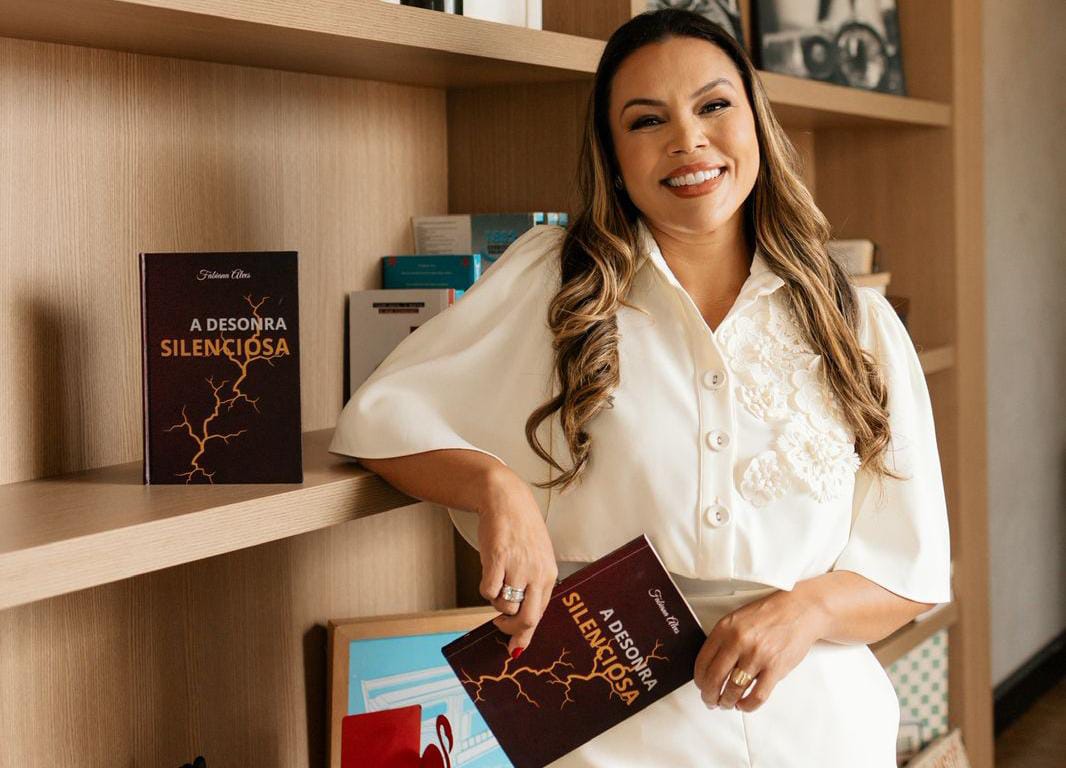 Fabiana Alves lança o livro A Desonra Silenciosa na Livraria da Travessa do Rio de Janeiro