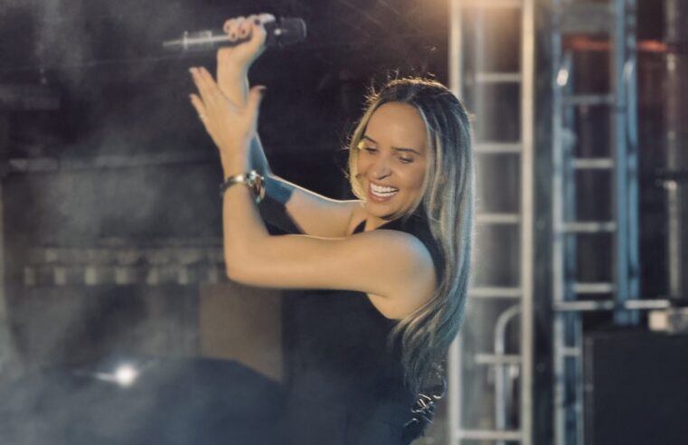 Com muito talento e carisma, cantora Lívia Carvalho se apresenta no evento “Santa Luz Para Cristo”