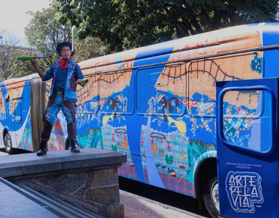 Projeto Arte pela Via realiza encontro com artistas responsáveis por obras em ônibus da RMBH 