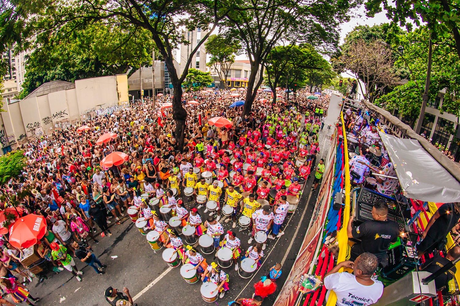 Mais de 120 jovens das periferias de BH formam a bateria do Bloco Show no domingo de carnaval