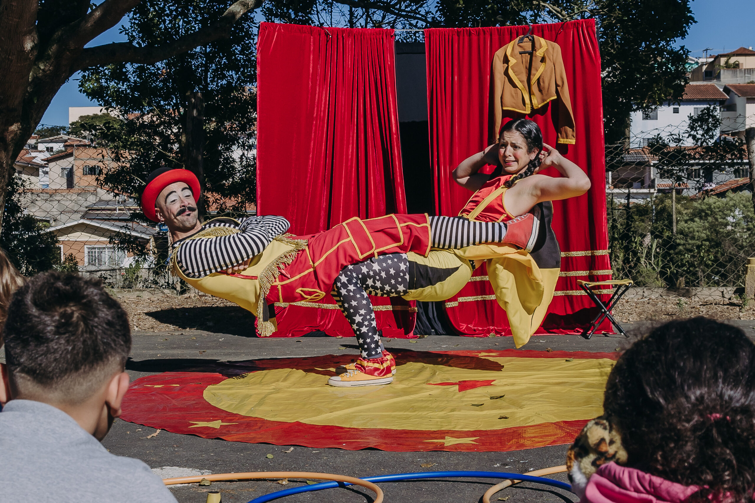 Circo “invade” escolas públicas do Sul de Minas e transforma salas em picadeiro itinerante