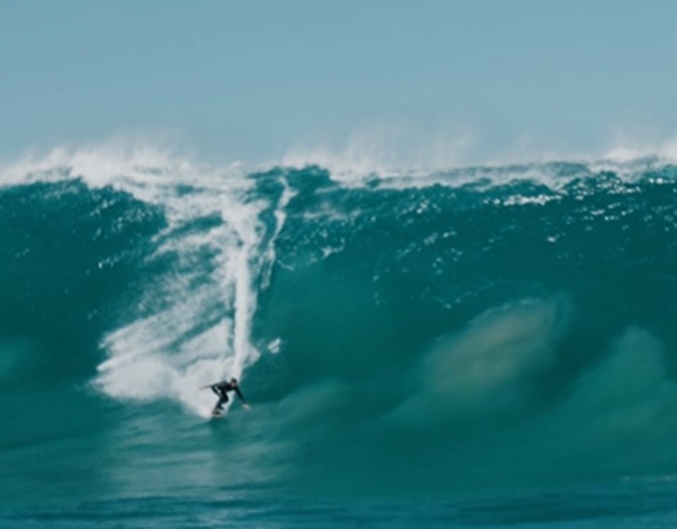 Lucas Chumbo encara swell histórico entre Santa Catarina e Rio em busca de possível novo recorde brasileiro de ondas gigantes