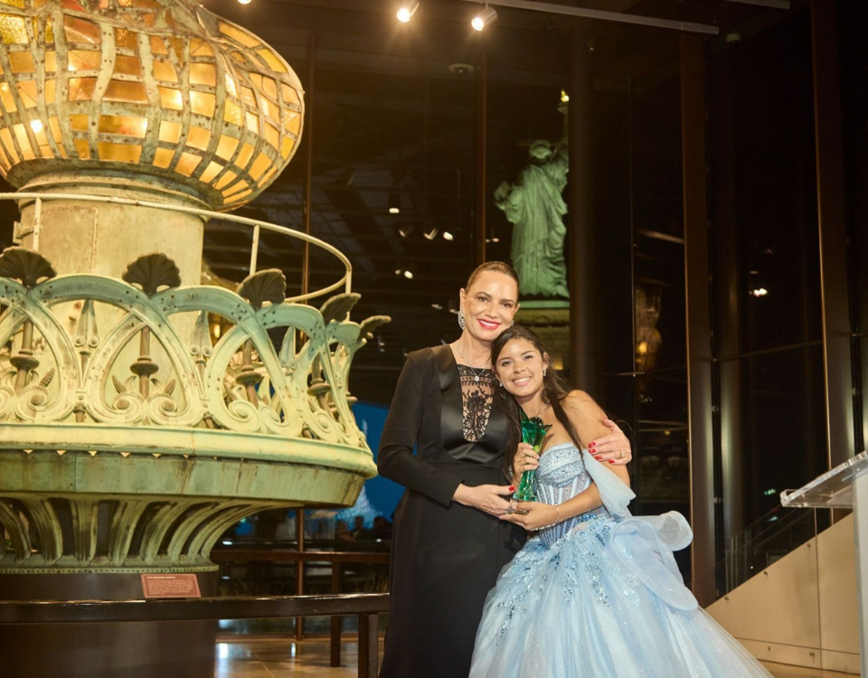 Luiza Brunet chama Michelle Heard de “princesa” durante entrega de troféu em Nova York